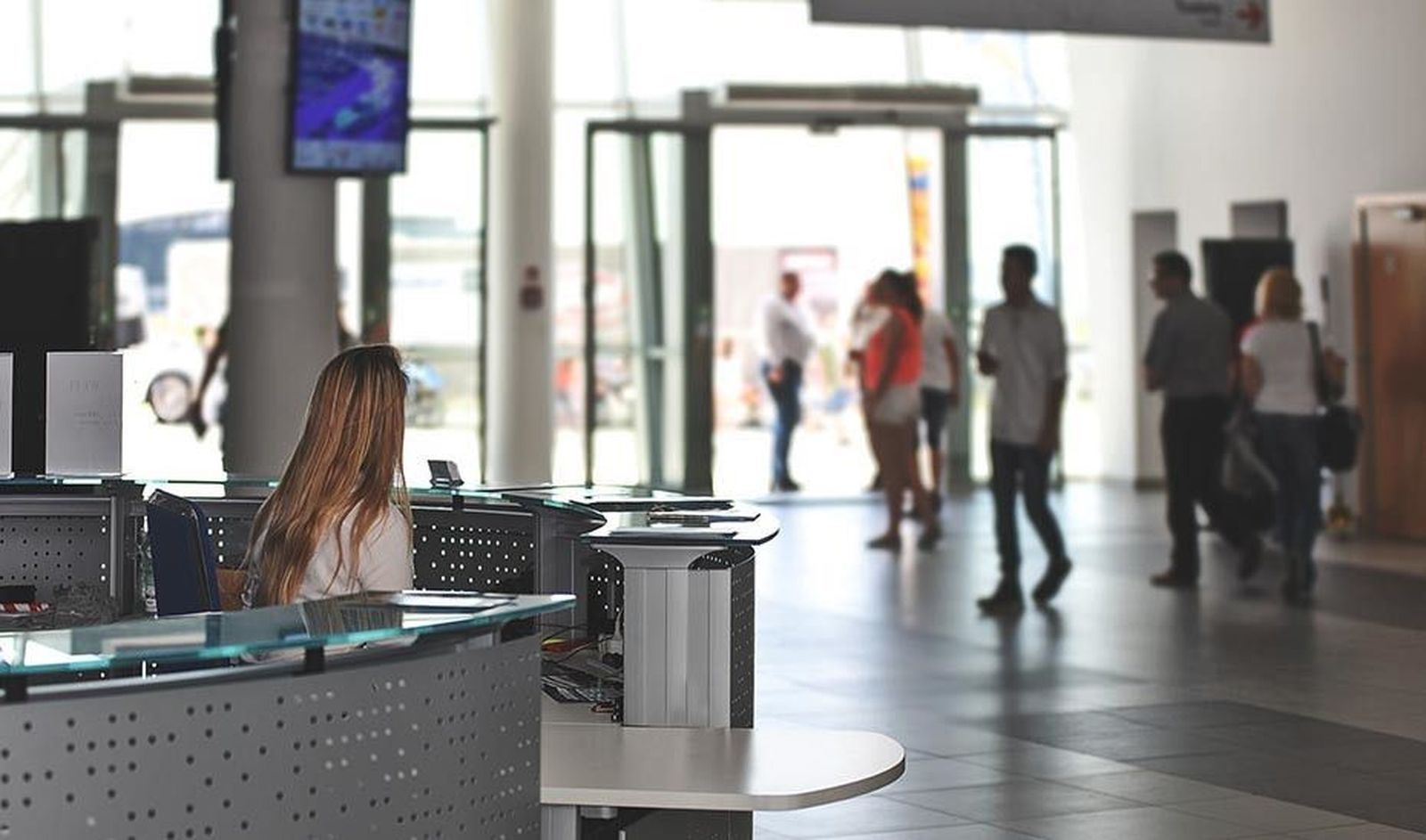 Funcionaria autonómica de registro en una sede administrativa de la Junta de Andalucía