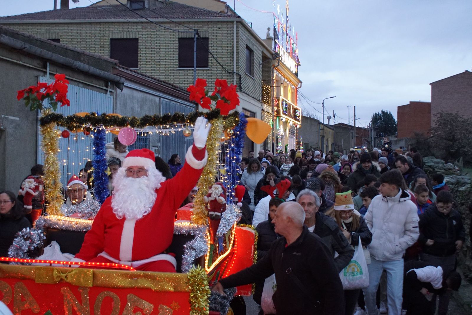 Papá Noel recorre las calles de Alba de Tormes y entrega regalos a los niños