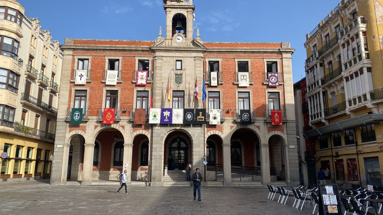 Los reposteros ya lucen en el Ayuntamiento