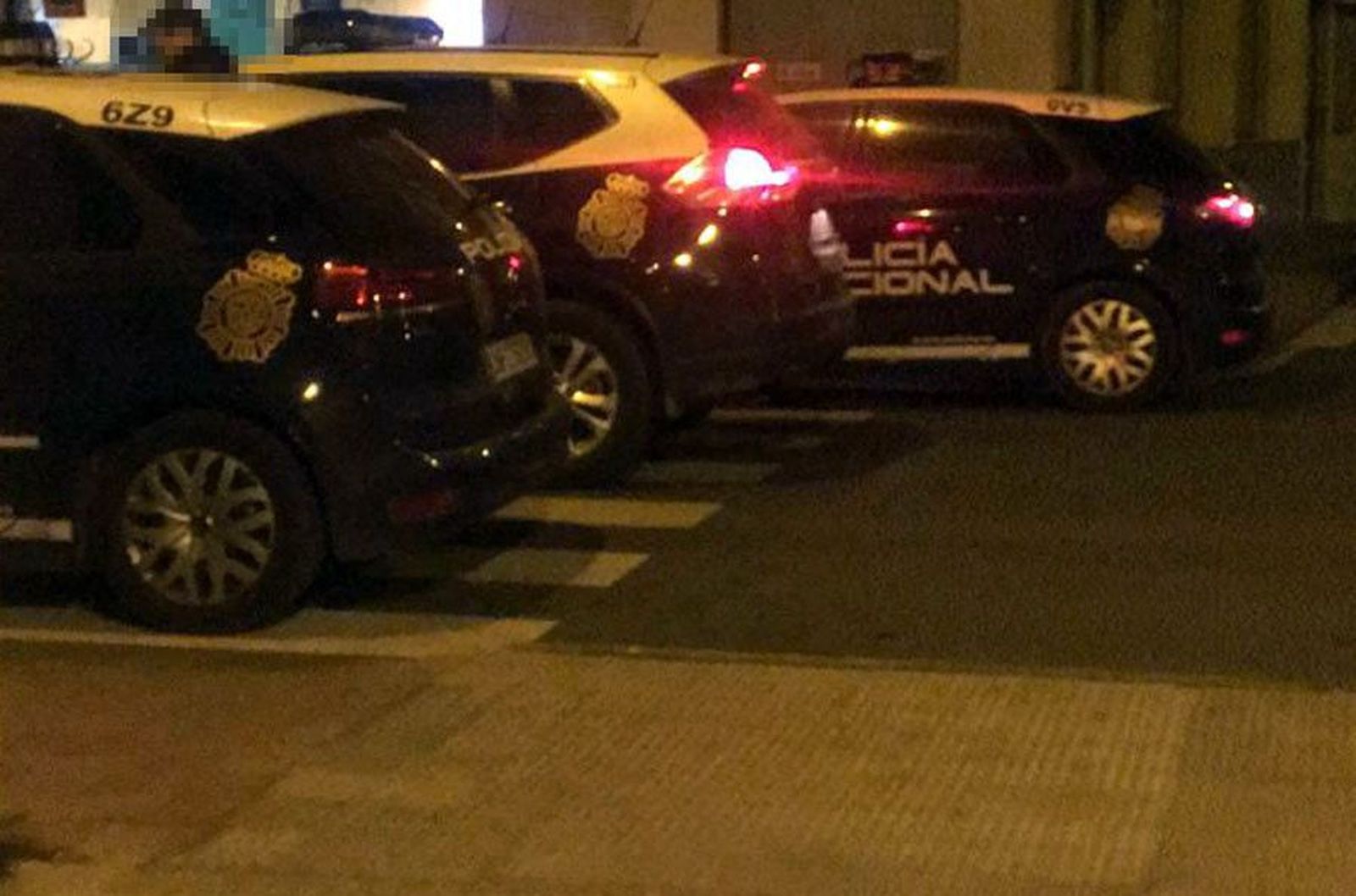 Imagen de tres dotaciones de la Policía Nacional en la calle Argentina