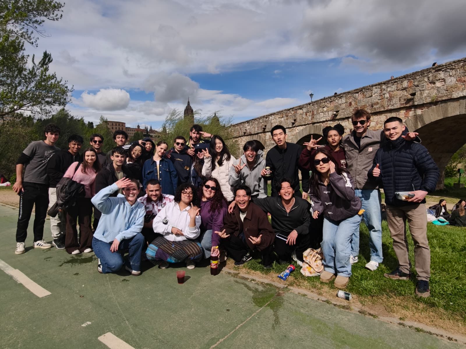 Un multitudinario Lunes de Aguas en Salamanca llena la ribera del Tormes