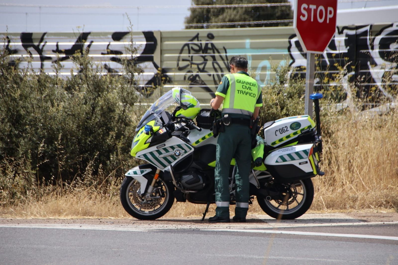 Accidente entre una moto y un turismo en Galindo y Perahuy