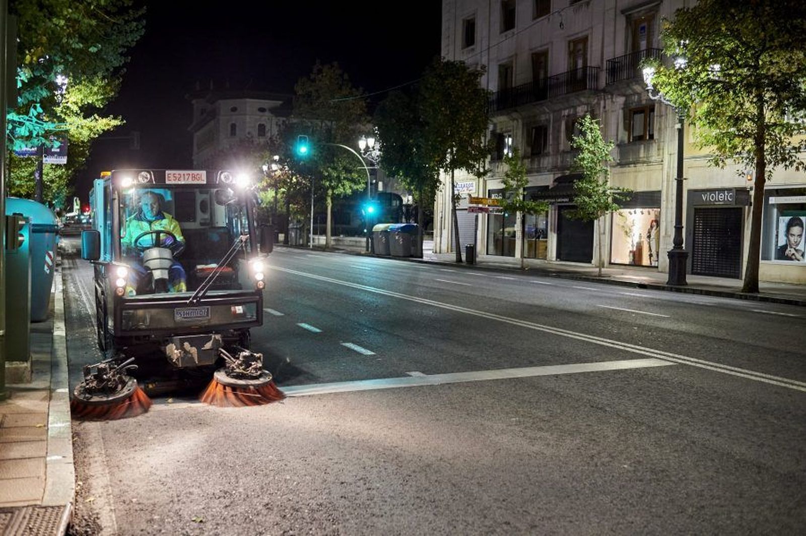 Un trabajador de limpieza durante un turno de noche | Europa Press
