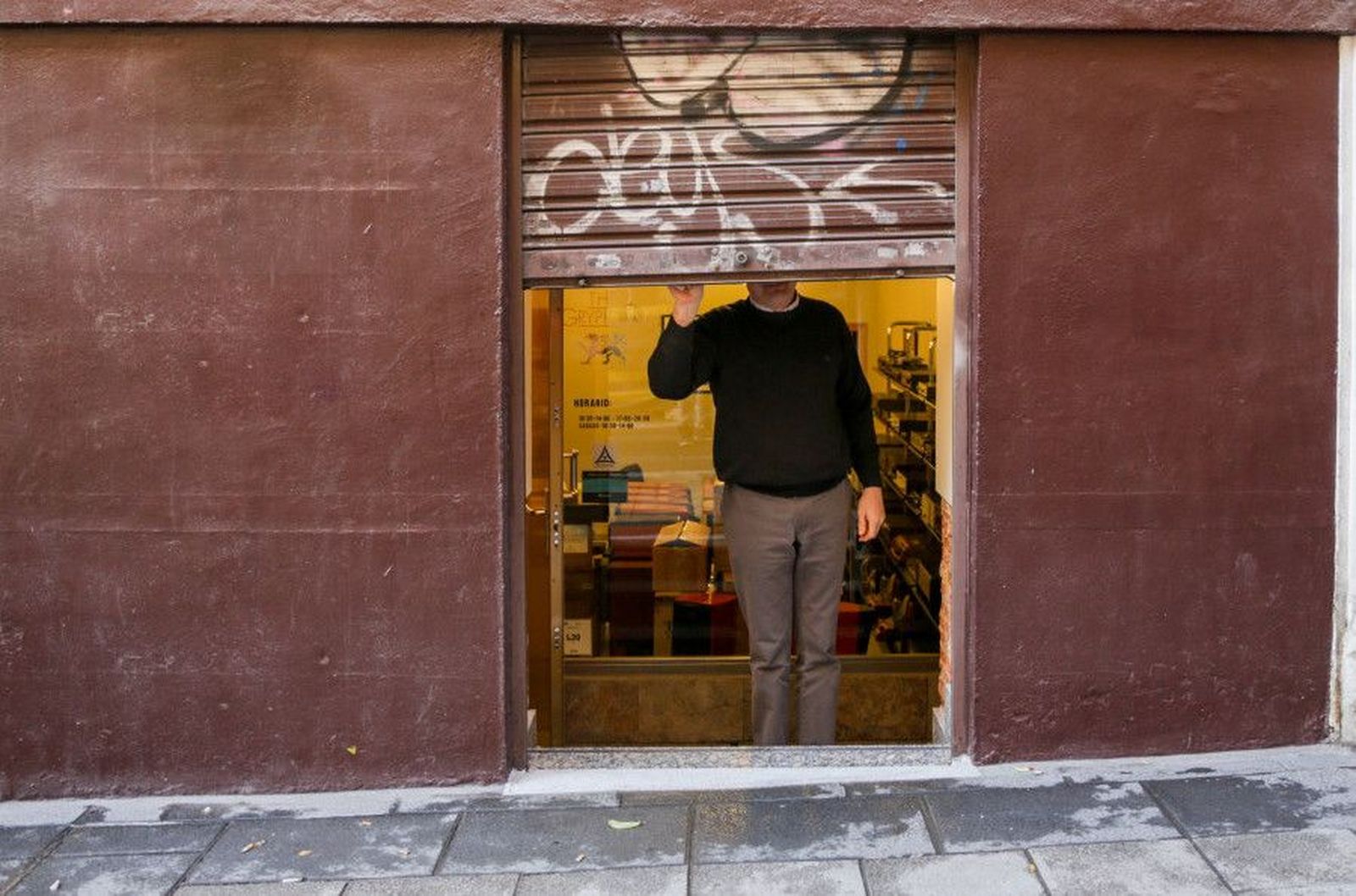 Un autónomo sube la trapa de su establecimiento Un autónomo sube la trapa de su establecimiento