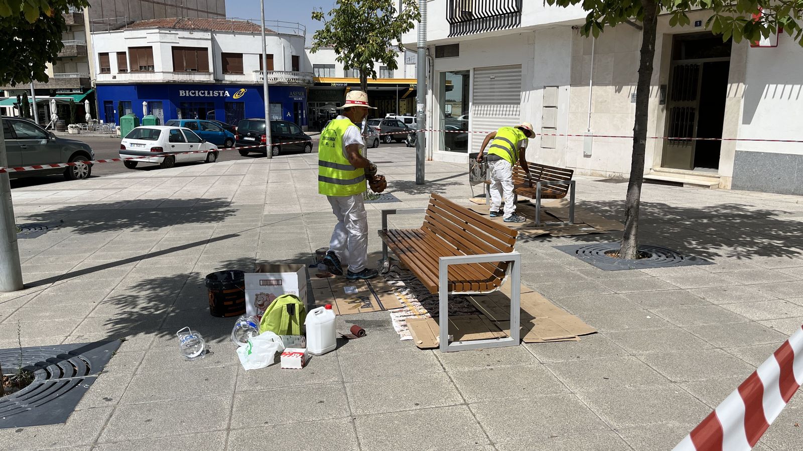 Trabajadores pintando mobiliario urbano de Peñaranda