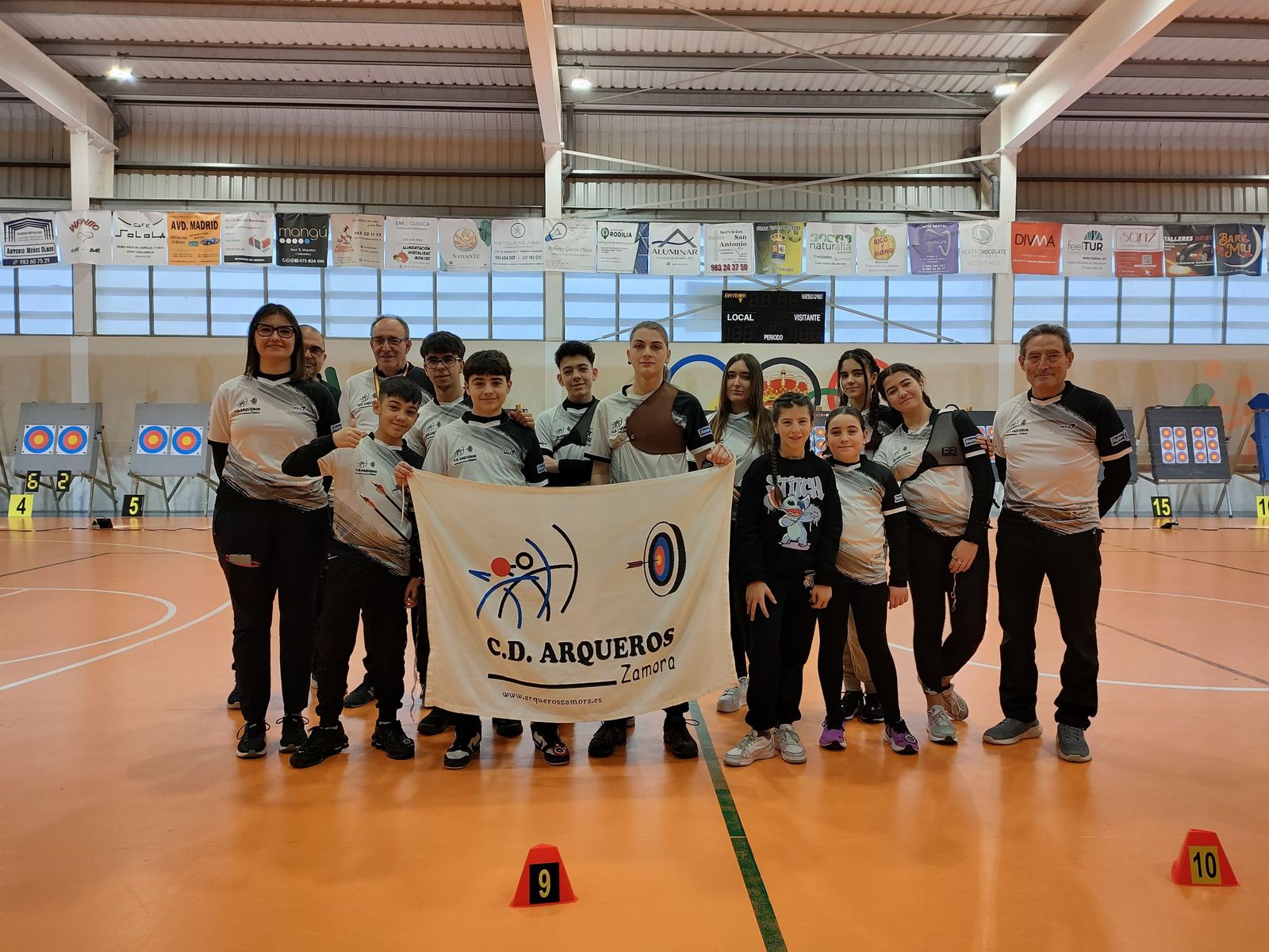 Particiantes de edades en el campeonato con los entrenadores