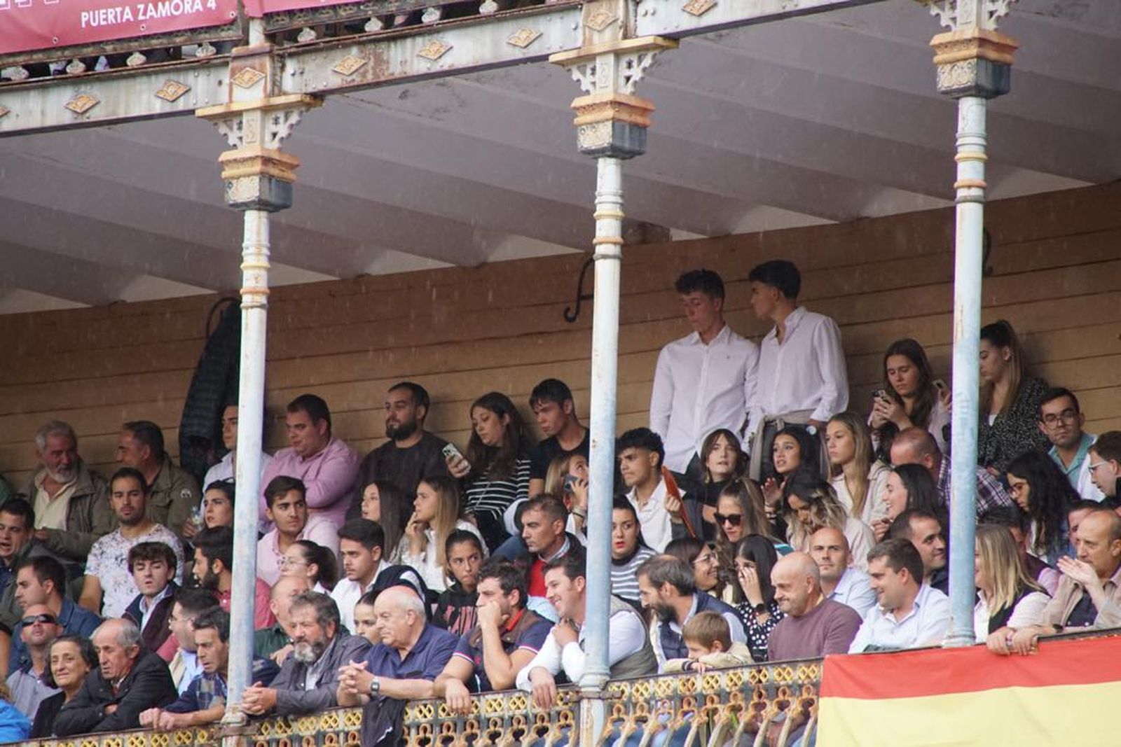 tendidos-de-la-glorieta-durante-la-corrida-de-garcia-y-olga-jimenez-26