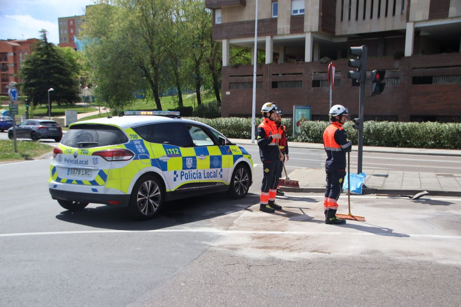 Los bomberos intervienen en la glorieta Leonardo da Vinci por un vertido de aceite tras un golpe a un turismo
