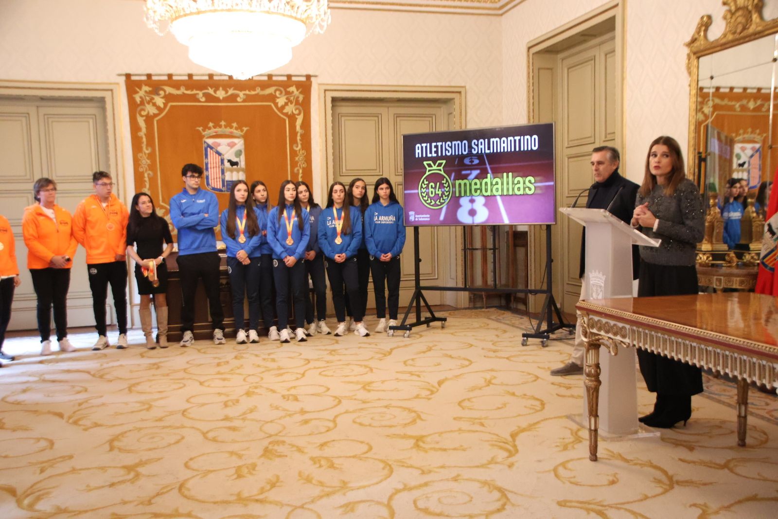 La concejala de Deportes, Almudena Parres, recibe a una representación del atletismo salmantino en homenaje a los éxitos cosechados durante este año