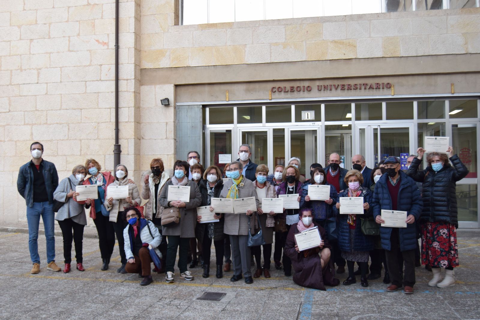Foto de familia de los alumnos de la UNED Senior que han recibido sus diplomas este miércoles
