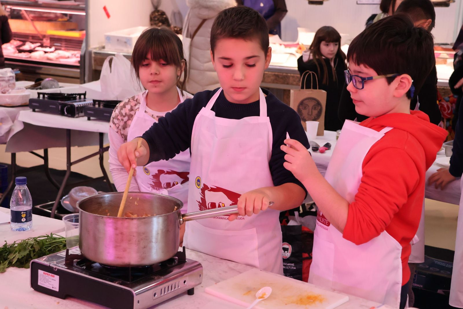 GALERÍA | Los niños descubren la gastronomía local mientras se divierten cocinando