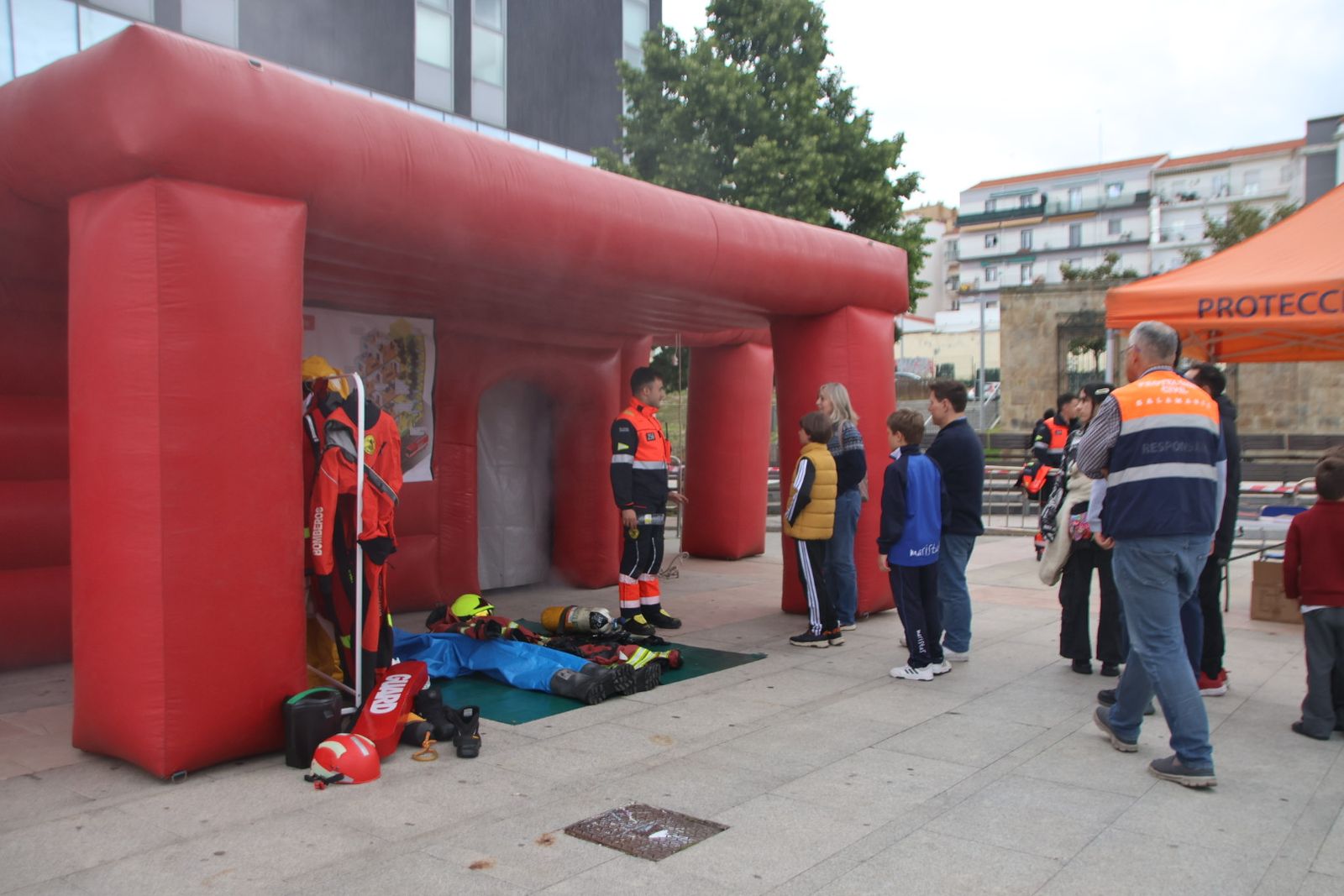Talleres de prevención de incendios y primeros auxilios y una muestra de vehículos y material de bomberos