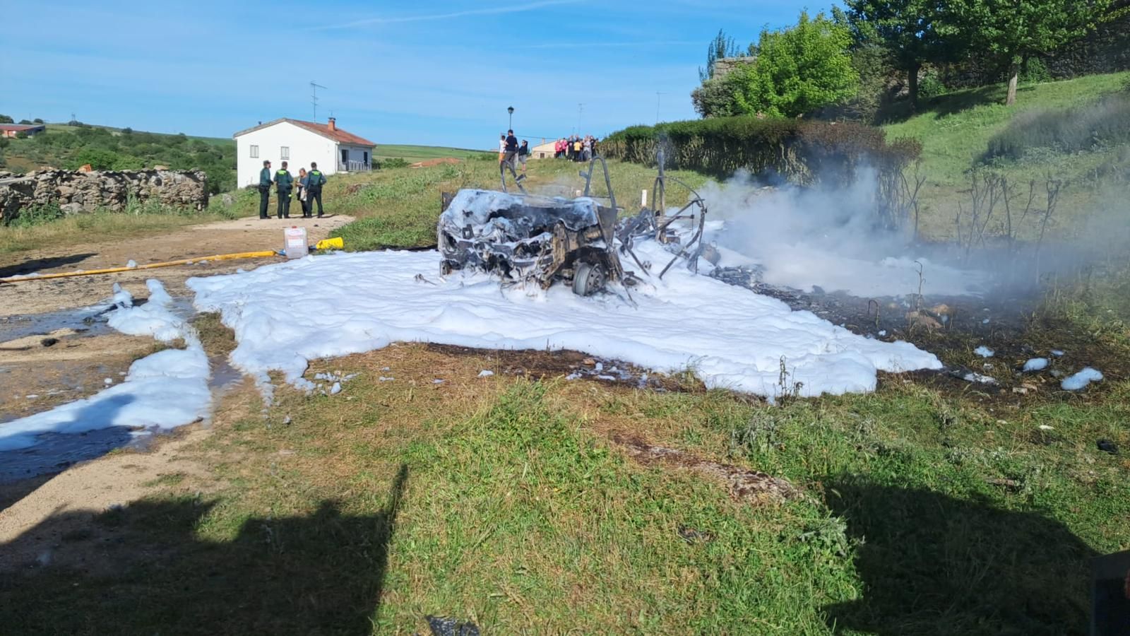Incendio de un vehículo en San Felices de los Gallegos