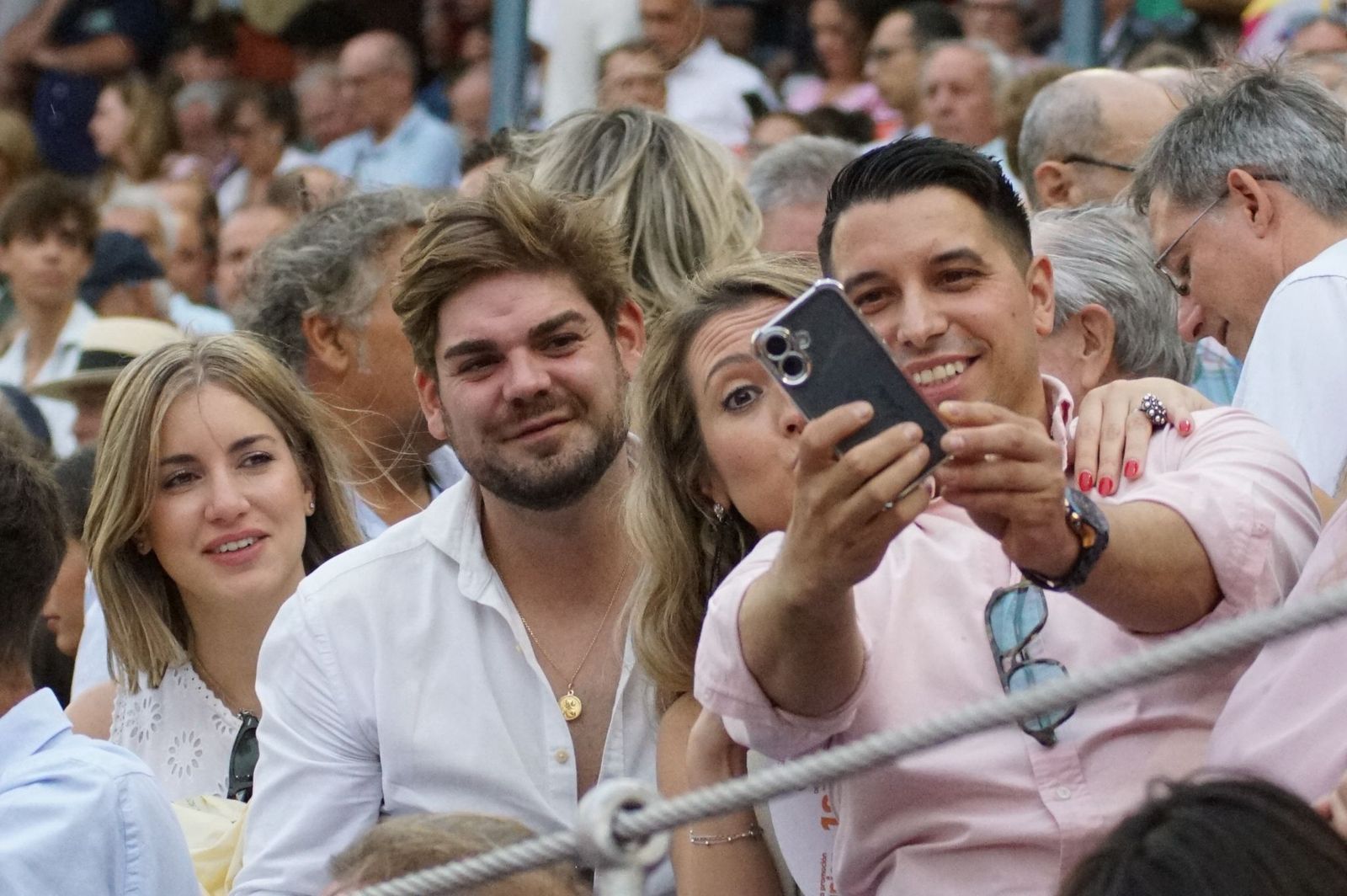 Gran ambiente en La Glorieta para la tarde de toros de Morante de la Puebla, Ismael Martín y Marco Pérez