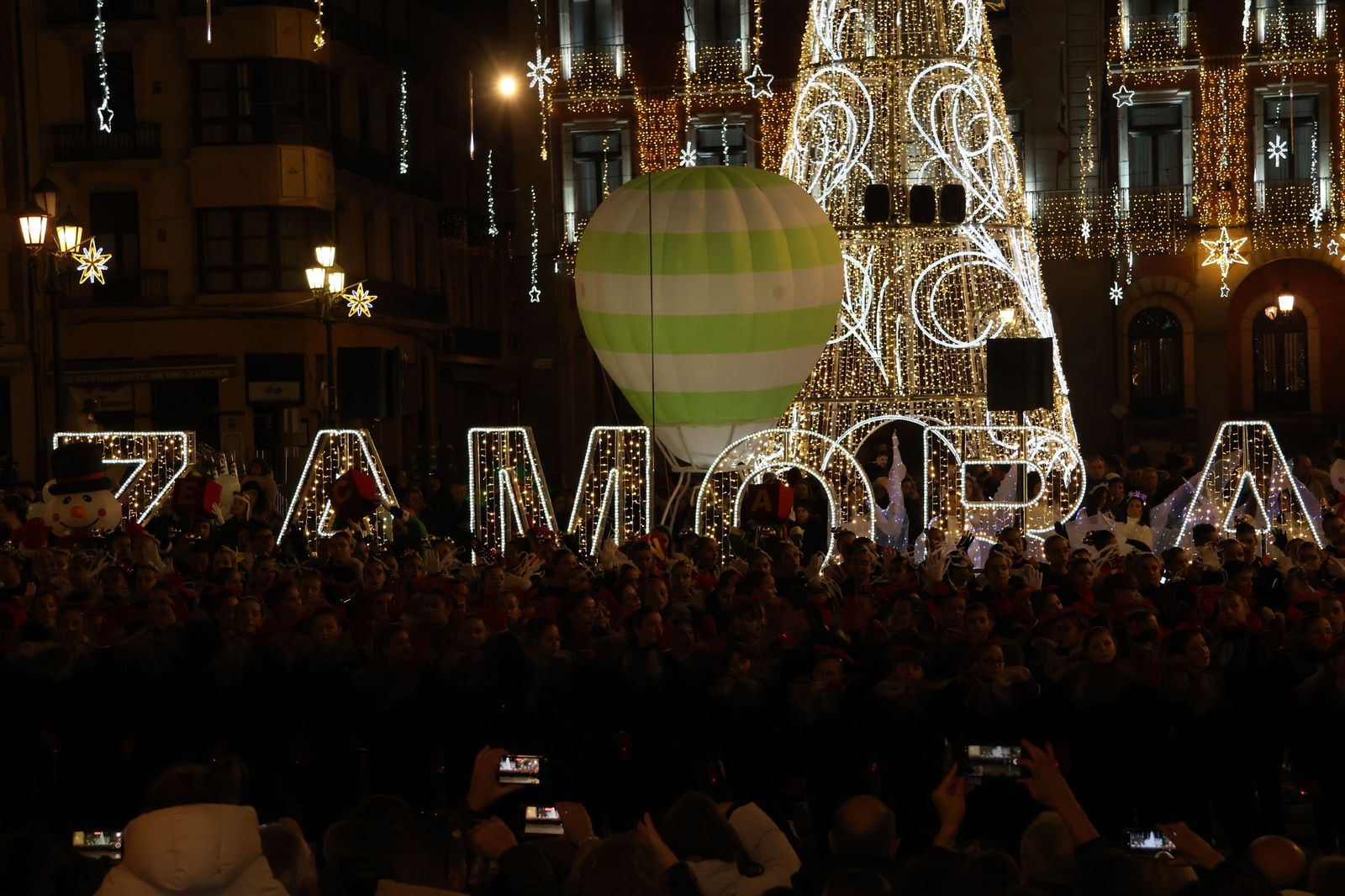 GALERÍA | El animado pasacalles de Escena por el centro de Zamora, en imágenes