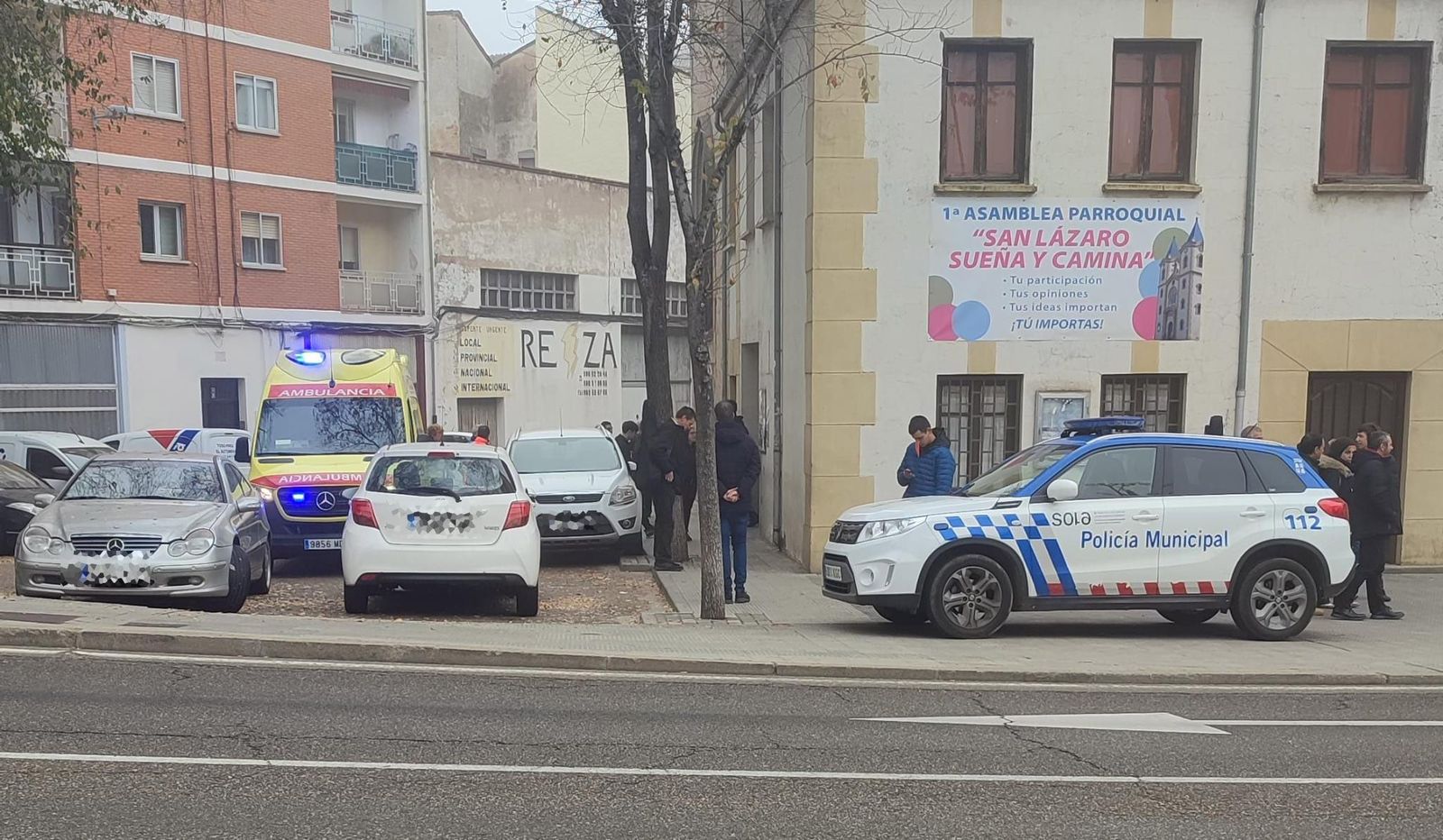 Policía y ambulancia en la plaza de San Lázaro
