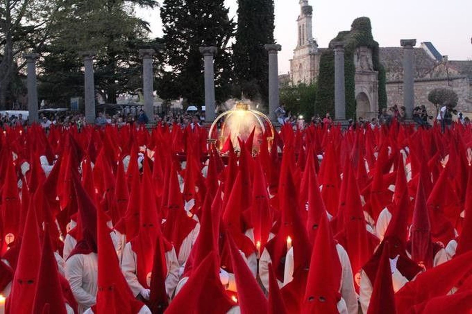 El terciopelo rojo sume a la ciudad bajo el silencio