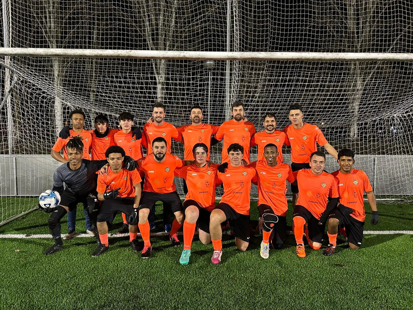 Equipo de la Escuela Santiago Uno que juega en una liga de futbol amateur de Futormes