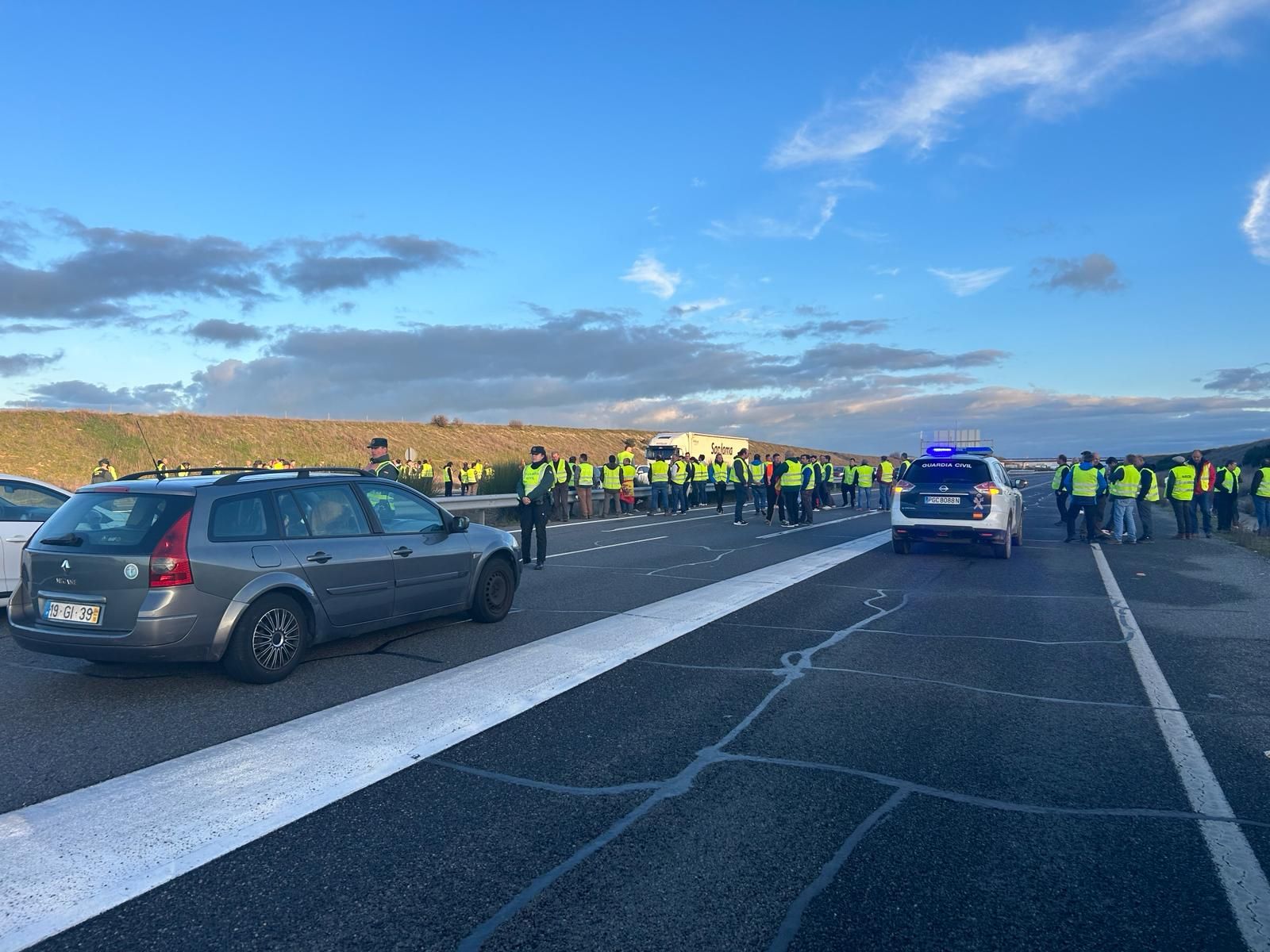 Los profesionales del campo vuelven a cortar la A 50 este viernes, 16 de febrero