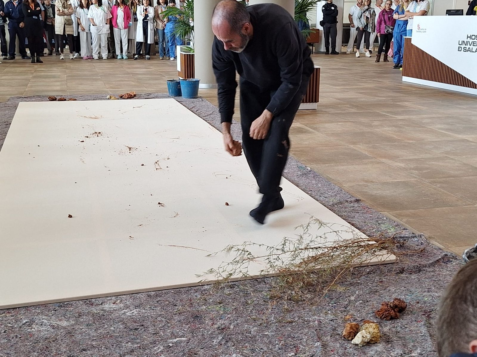 50º Aniversario del Hospital Clínico  Universitario con una intervención artística “Latidos  de barro” (7).jpeg