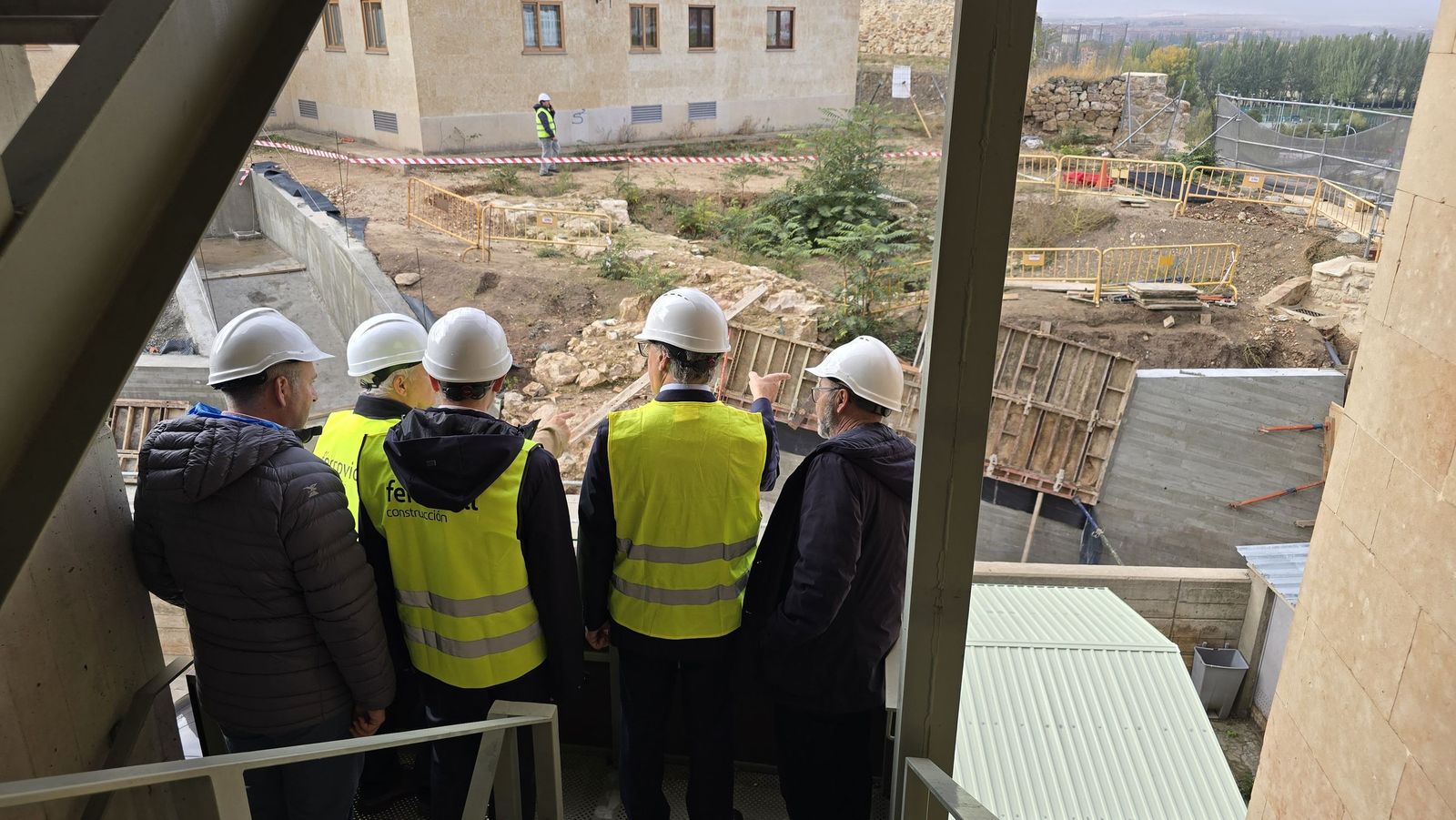 El alcalde de Salamanca, Carlos García Carbayo, informa de los hallazgos y las actuaciones que se están realizando en el Cerro de San Vicente