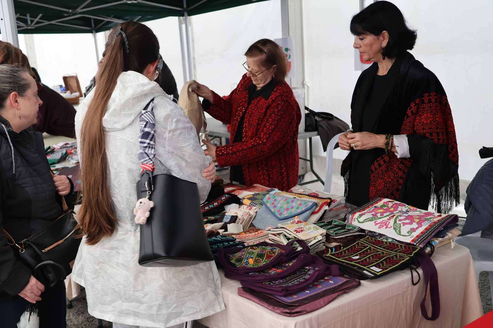 GALERÍA | Inauguración del mercadillo solidario en la Plaza Mayor de Zamora en apoyo al pueblo palestino