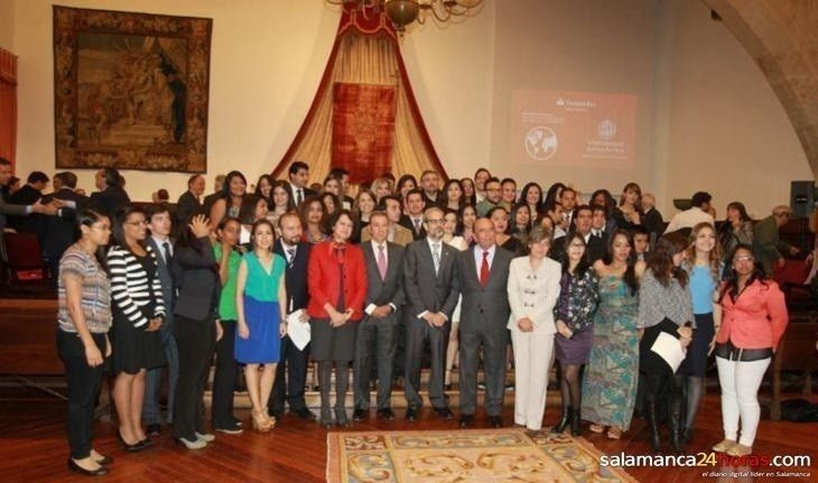 La Universidad y Banco Santander entregan 167 becas internacionales