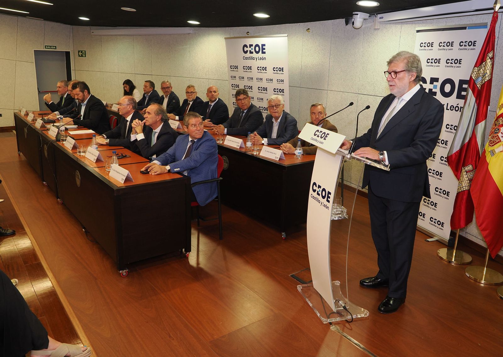 La ConfederaciÃ³n de Organizaciones Empresariales de Castilla y LeÃ³n (CEOE) celebra su Asamblea General Electoral, en la que su actual presidente, Santiago Aparicio, es el Ãºnico candidato. Al acto asisten la presidenta de Cepyme, Ãngela de Miguel, y el presidente del Consejo de CÃ¡maras de Comercio de Castilla y LeÃ³n es Antonio Miguel MÃ©ndez Pozo, y el consejero de EconomÃ­a y Hacienda, Carlos FernÃ¡ndez Carriedo