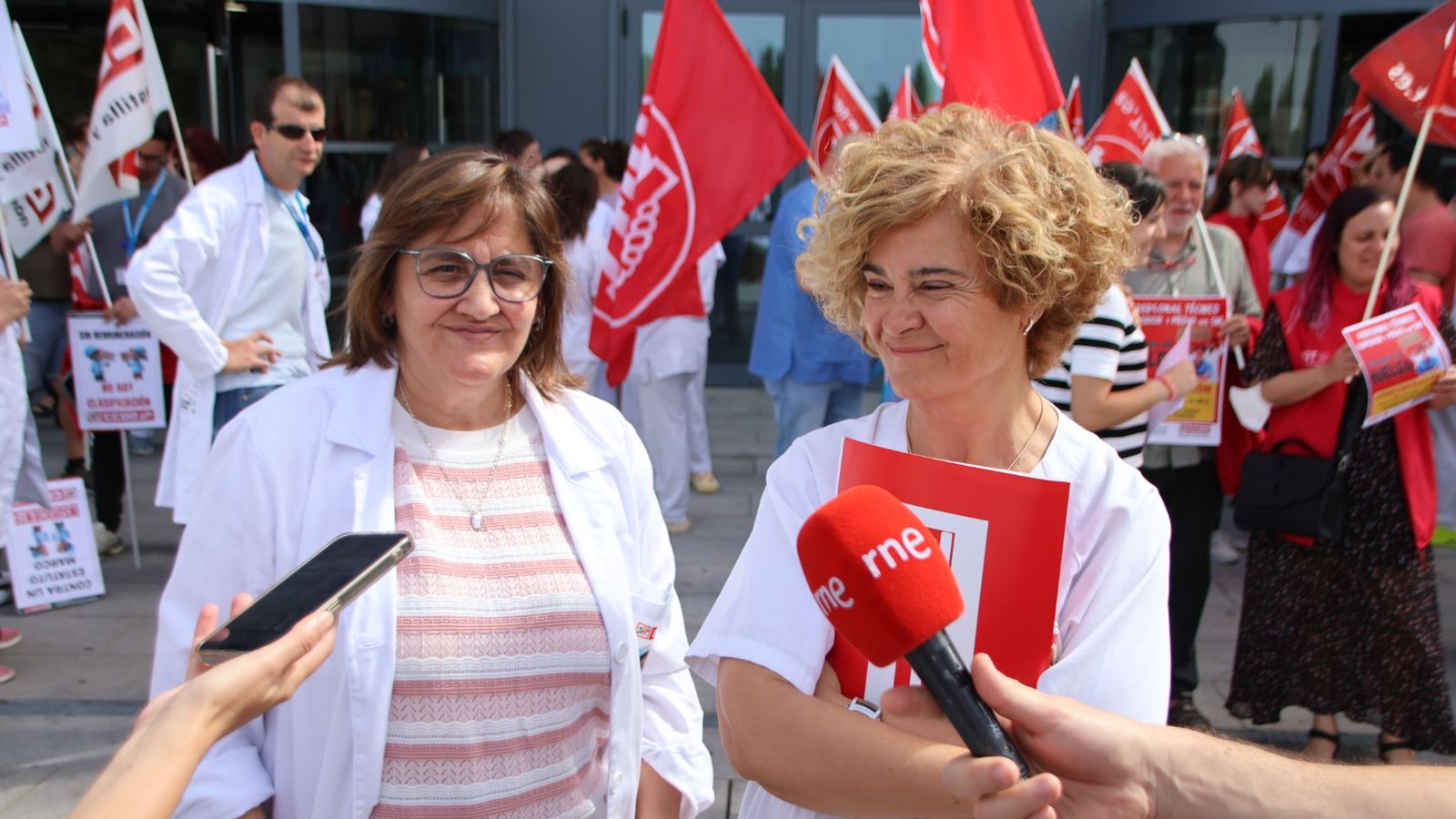 Concentración de los técnicos medios y superiores a las puertas del Hospital de Salamanca