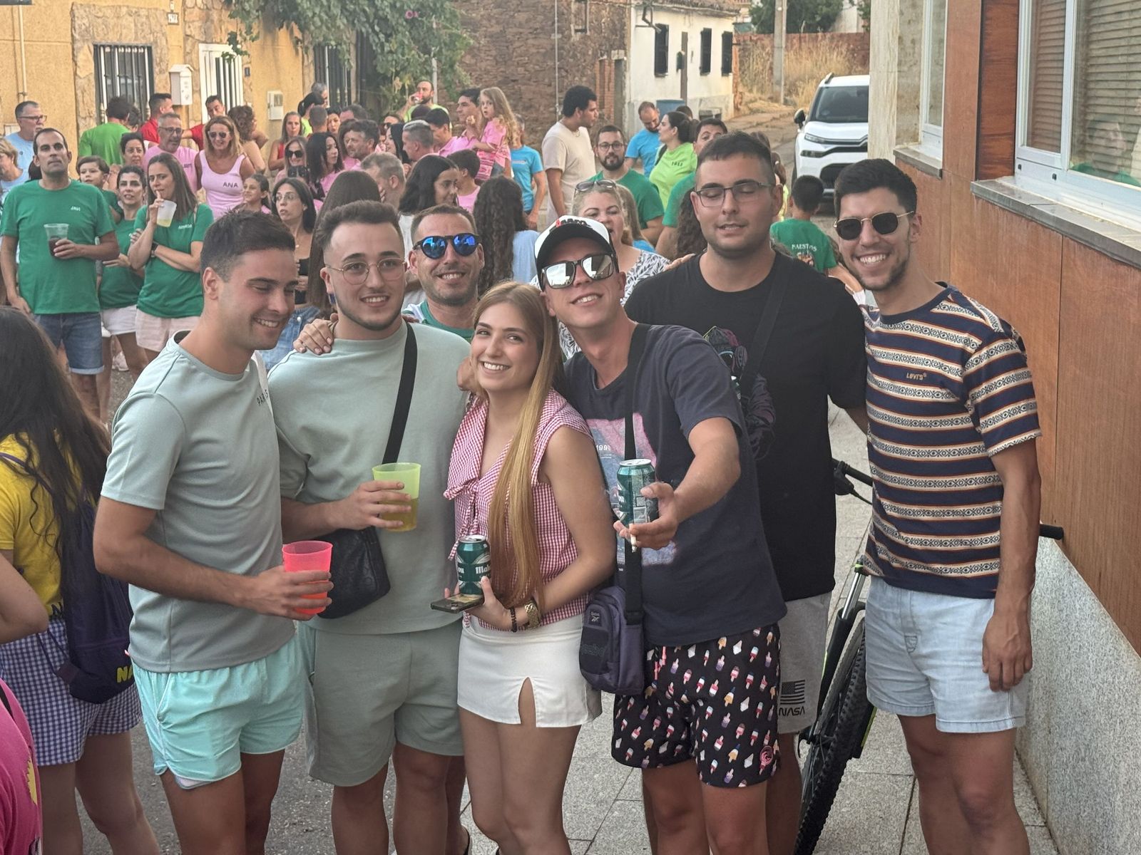 Doñinos de Salamanca. Pregón a cargo de la Asociación Noonan con Celia Vega Cepriá. Acto amenizado con sangría y la charanga El bombazo.