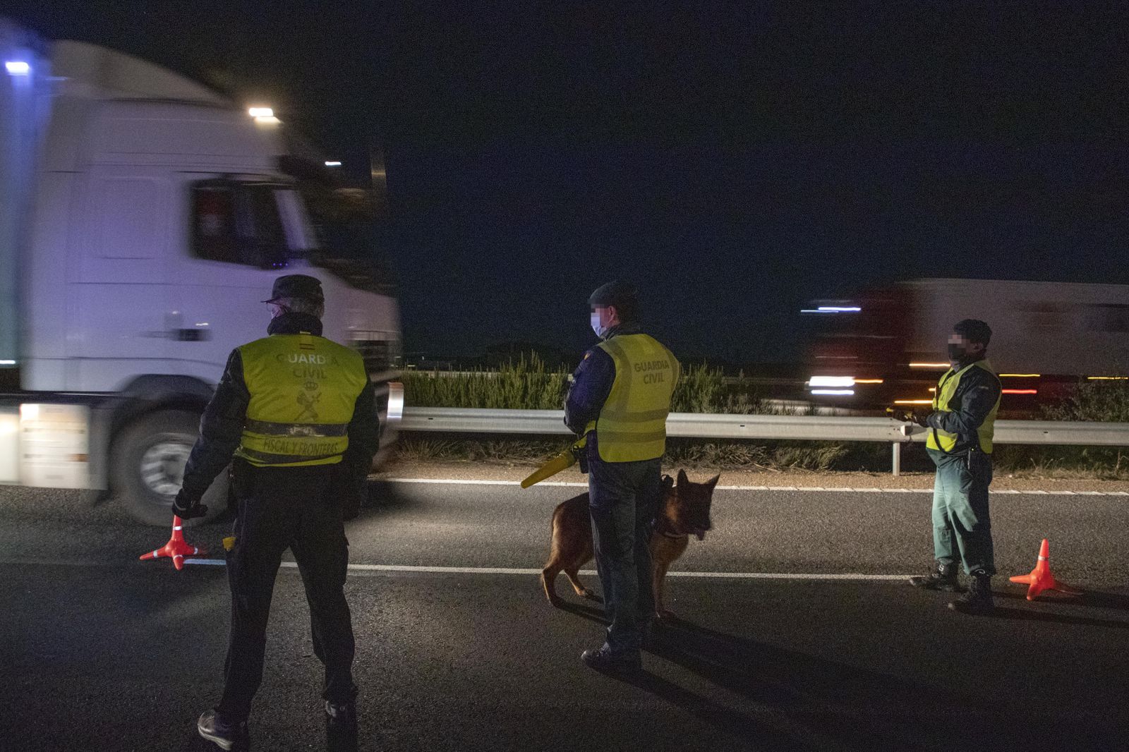 Agentes de la Guardia Civil realizan un control en Salamanca. | FOTO: ICAL
