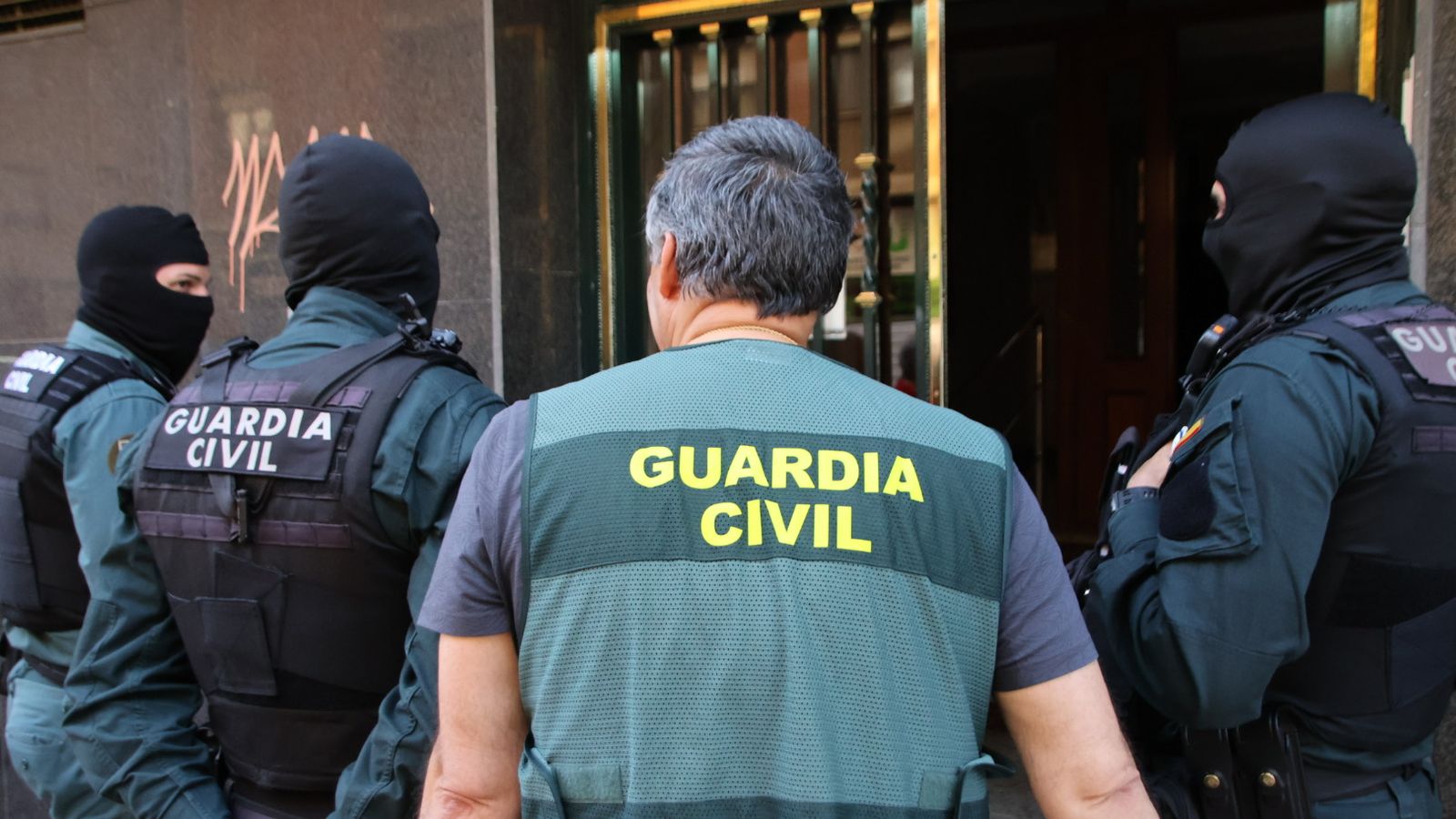 Detención del exalcalde de Trabanca en una redada de la Guardia Civil en la calle Alfonso de Castro
