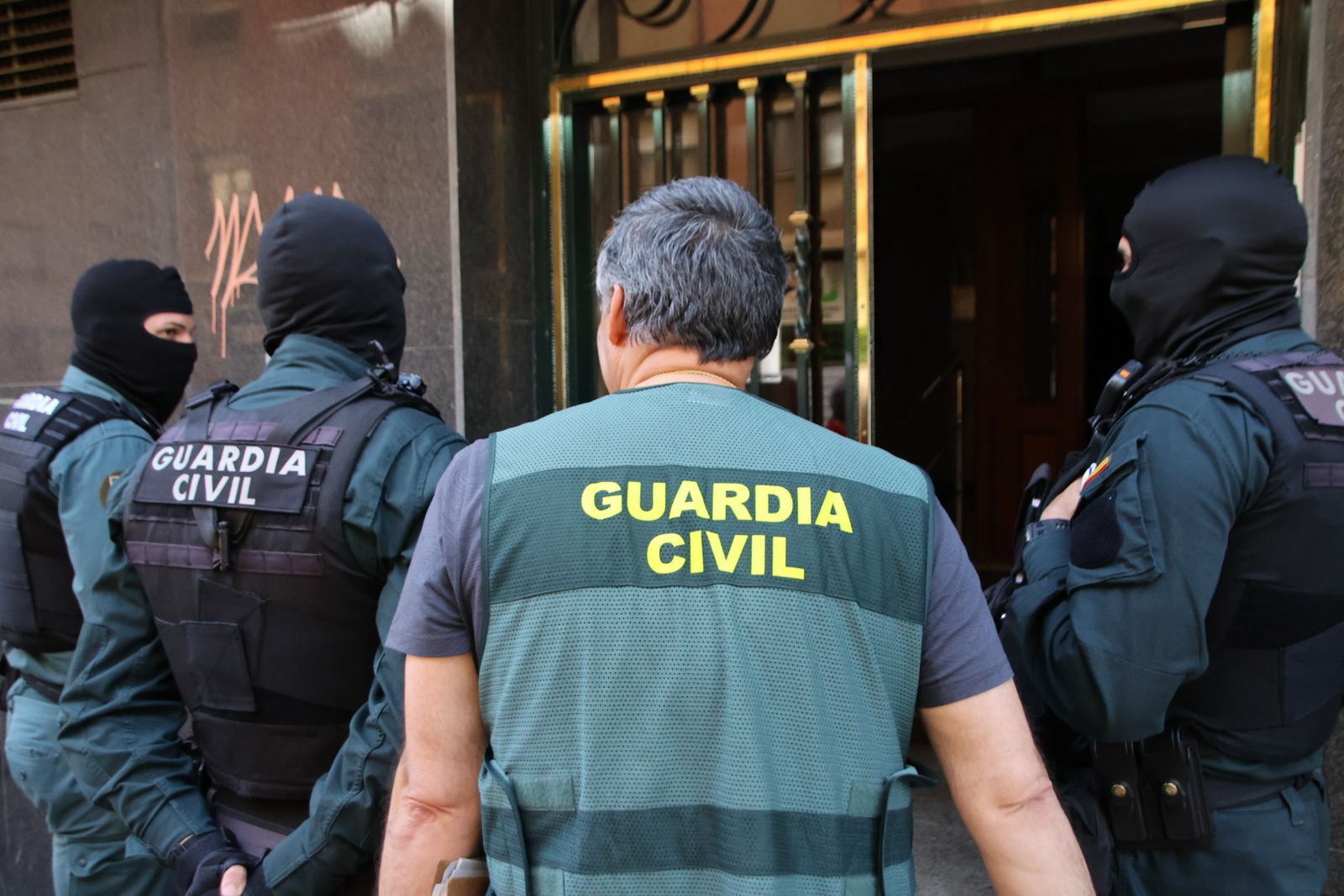 Detención del exalcalde de Trabanca en una redada de la Guardia Civil en la calle Alfonso de Castro