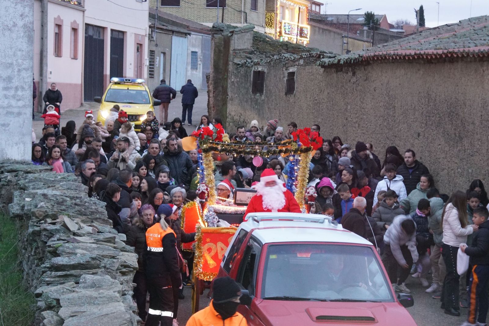 Papá Noel recorre las calles de Alba de Tormes y entrega regalos a los niños