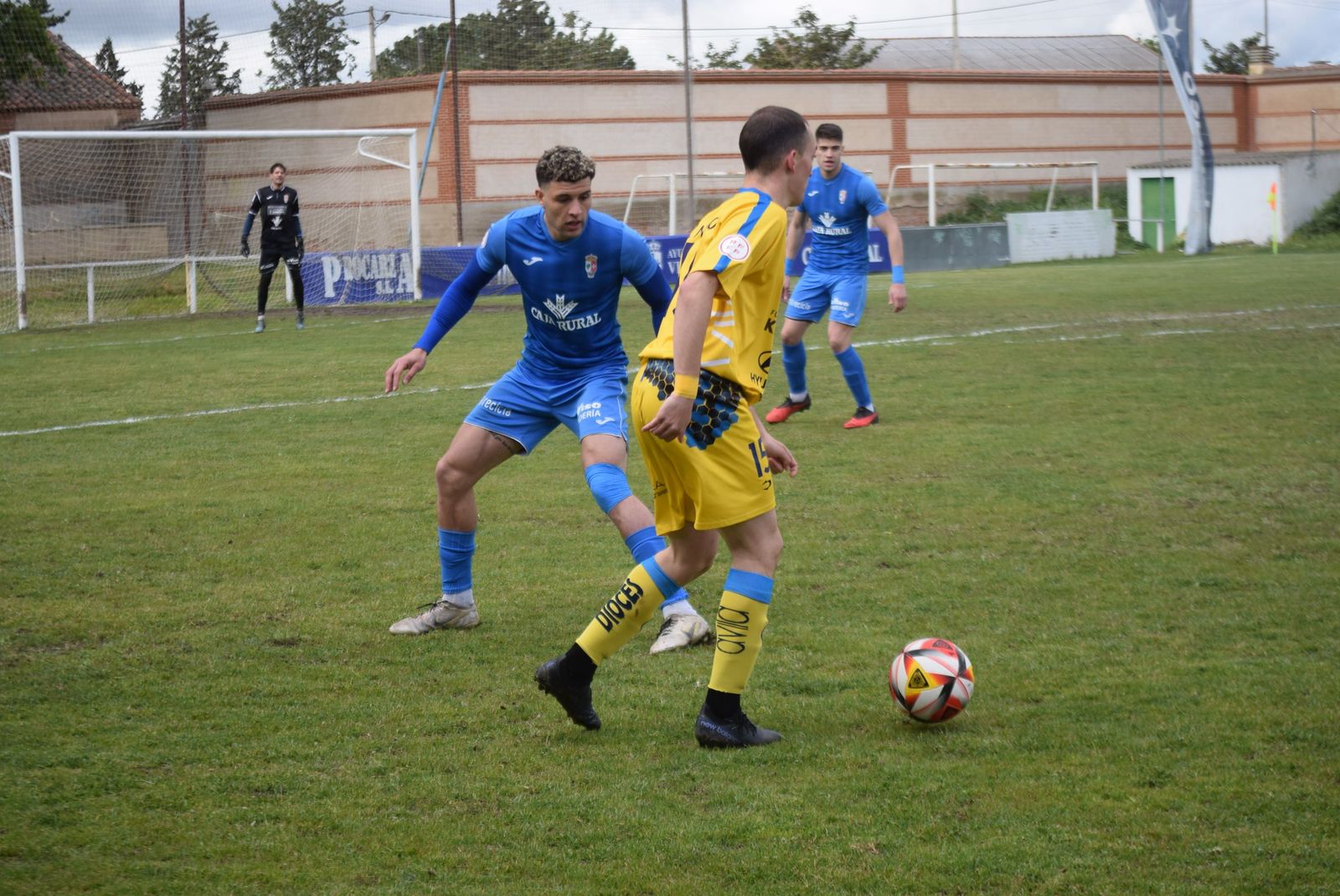 Aziz, jugador del CD Villaralbo, en el partido ante el CD Colegio Diocesanos.