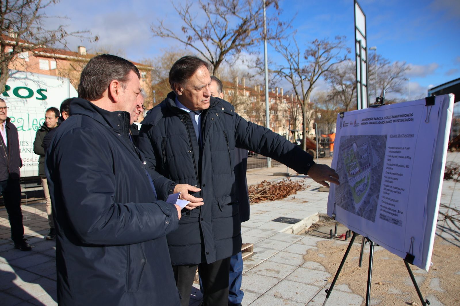 Visita de las obras de construcción de la nueva plaza de Vistahermosa