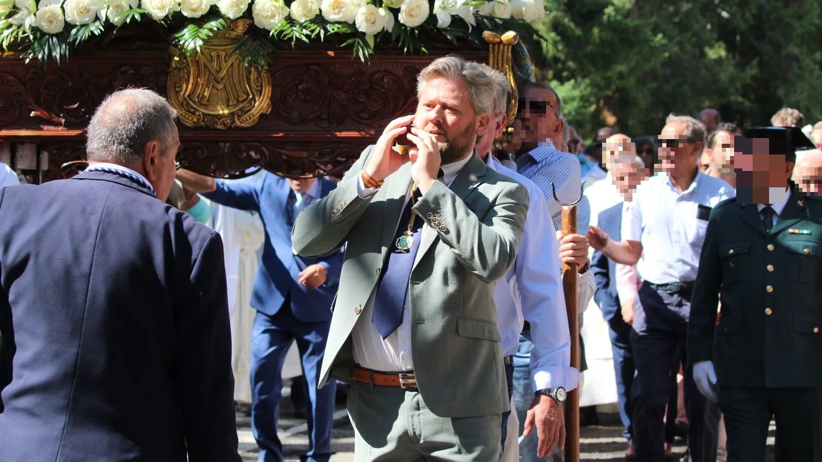 El concejal de Vox en Béjar, Jonathan Sánchez, carga con la imagen de la Virgen del Castañar durante las fiestas patronales