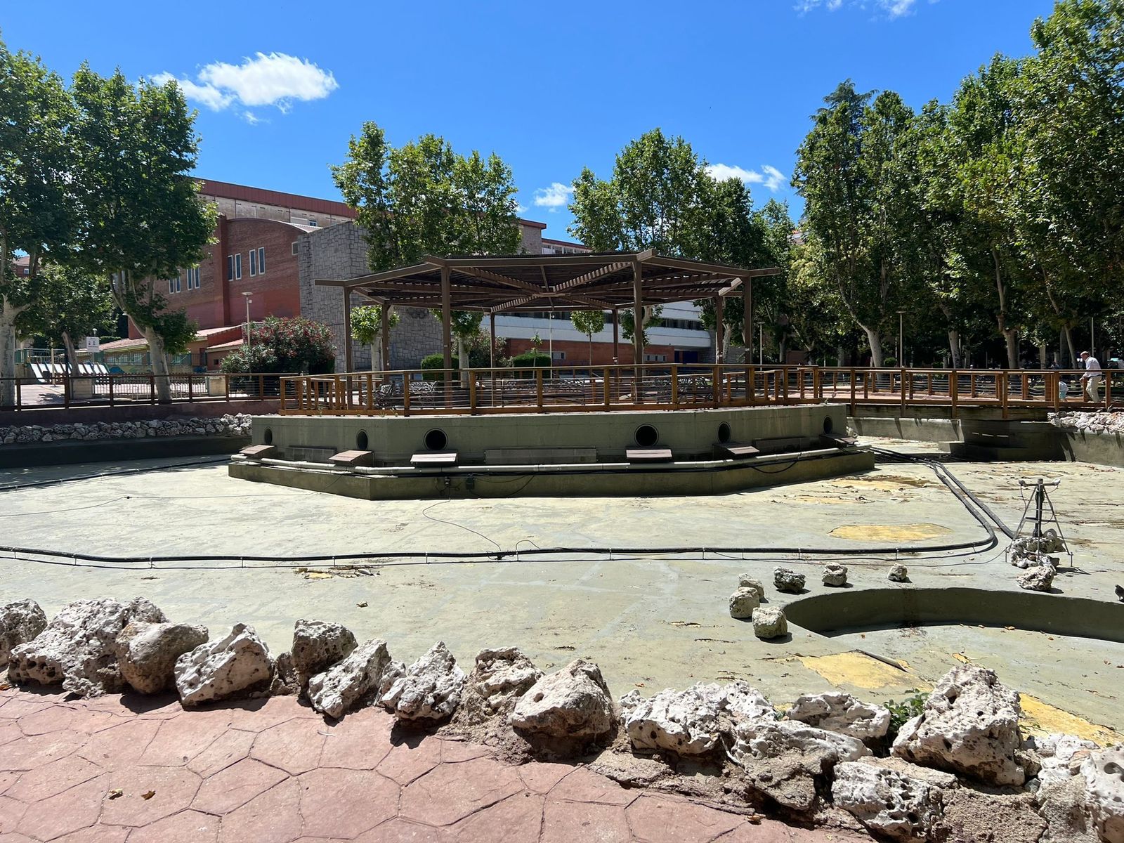 El estanque de la Alamedilla permanece vacio para su limpieza anual