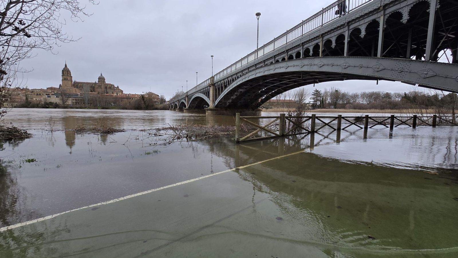 Crecida del rio Tormes a su paso por el Puente Enrique Esteban