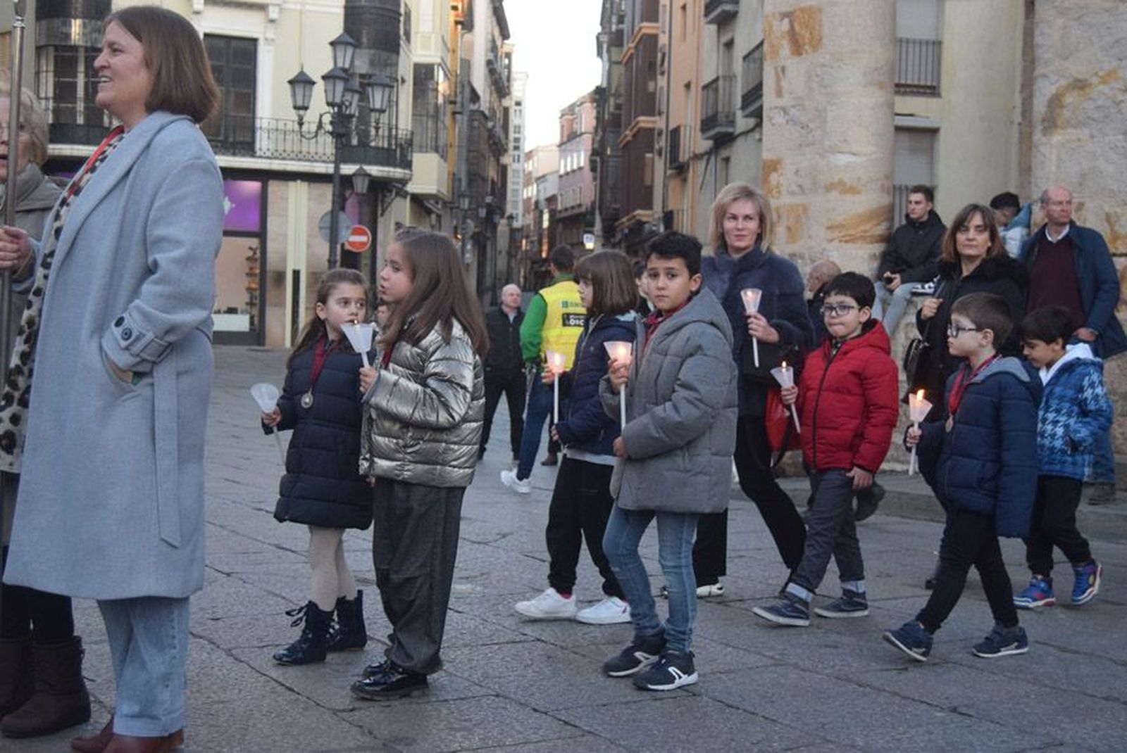 las-candelas-vuelven-a-unir-la-iglesia-de-san-juan-con-la-de-san-vicente-86