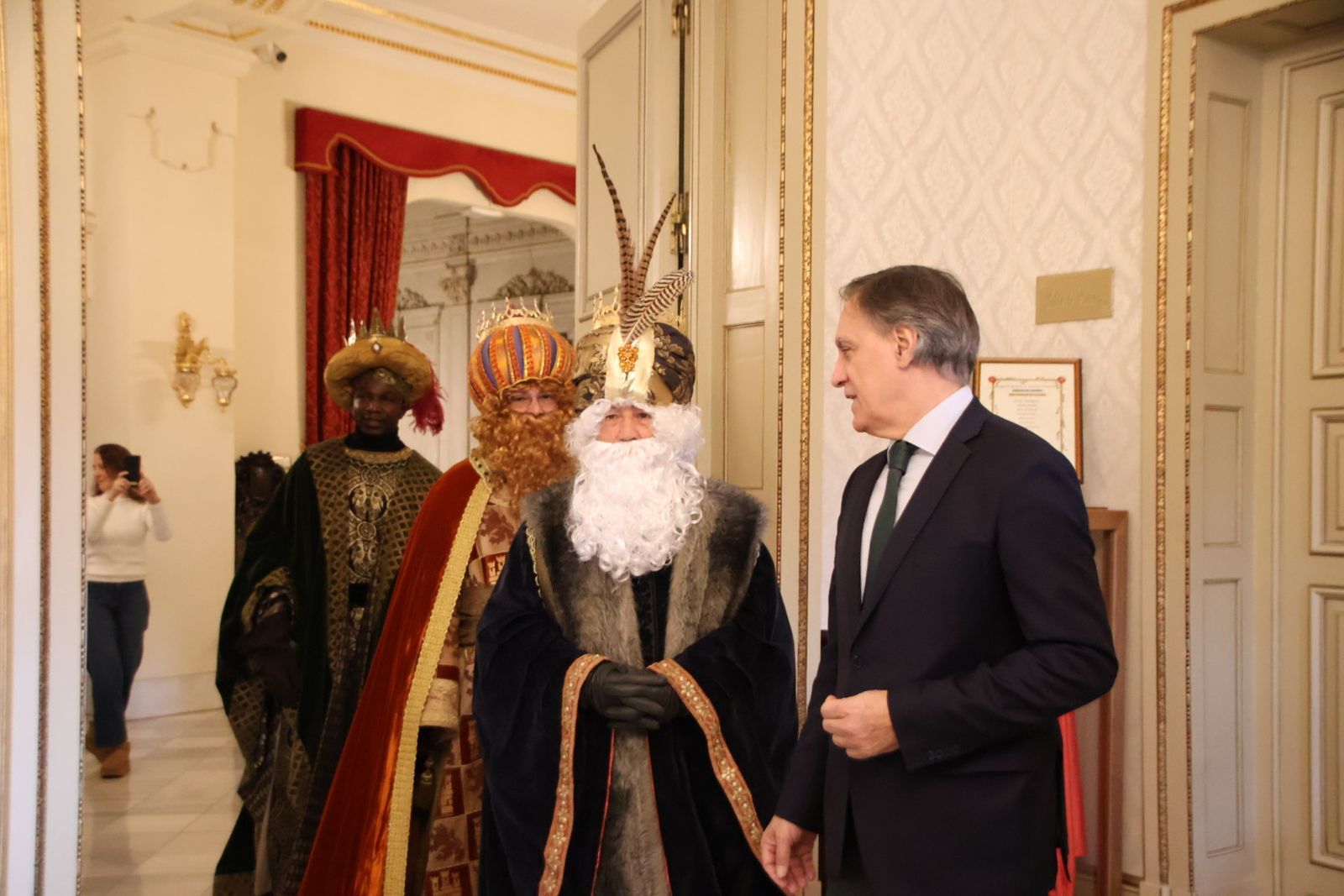 El alcalde de Salamanca, Carlos García Carbayo, recibe a sus Majestades los Reyes Magos y Concierto de Chloe DelaRosa en la Plaza Mayor