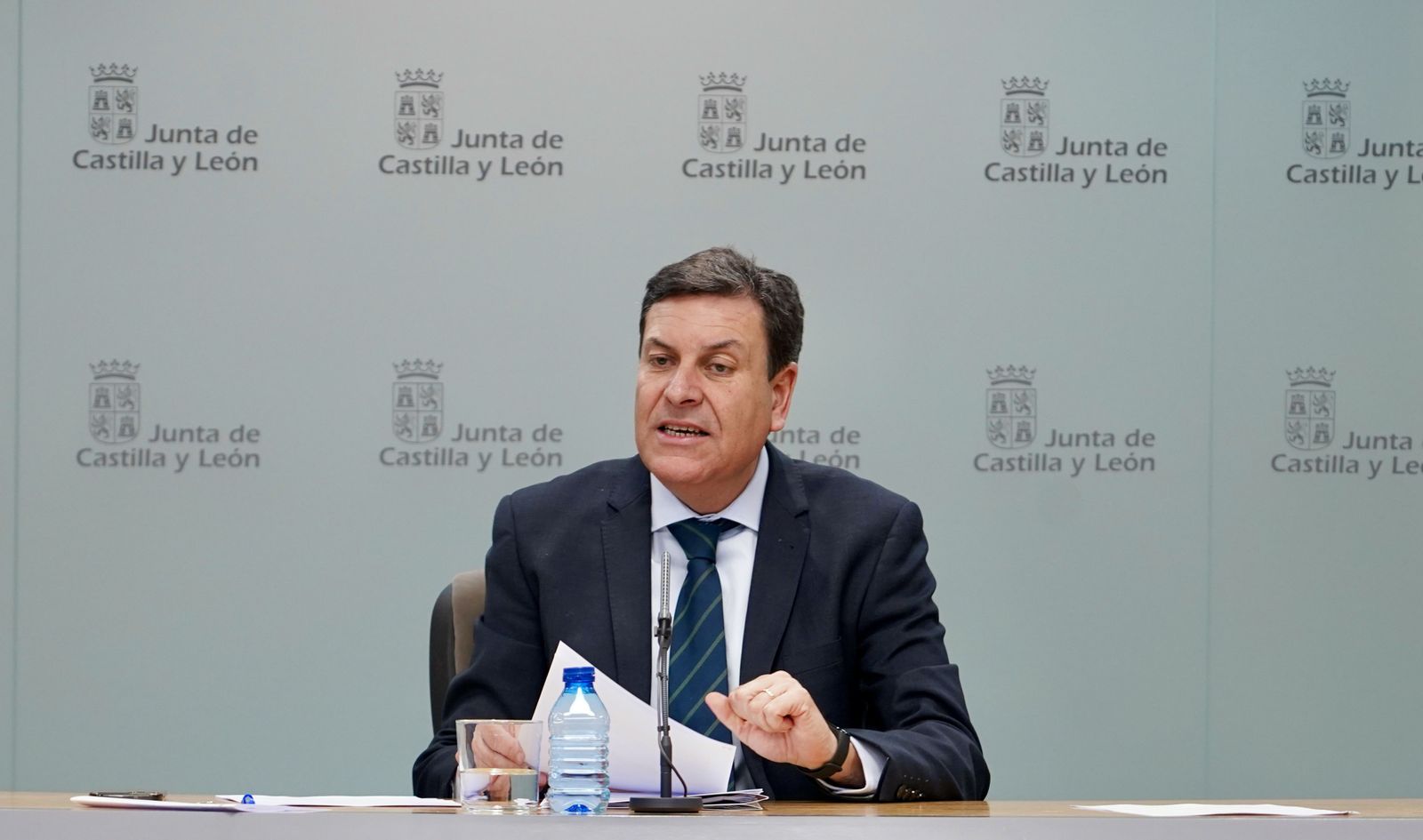 Miriam Chacón  ICAL. El consejero de Economía y Hacienda y portavoz, Carlos Fernández Carriedo, comparece en una rueda de prensa posterior al Consejo de Gobierno. Archivo