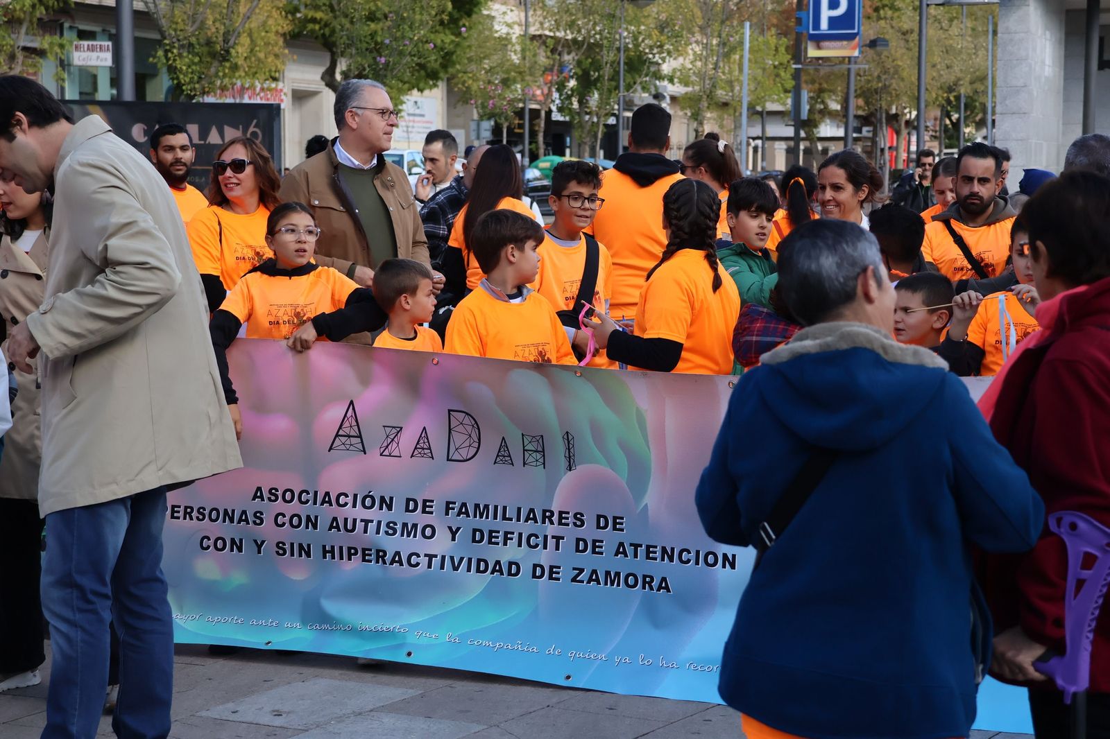 GALERÍA | El centro de Zamora se tiñe de naranja para visibilizar el TDAH