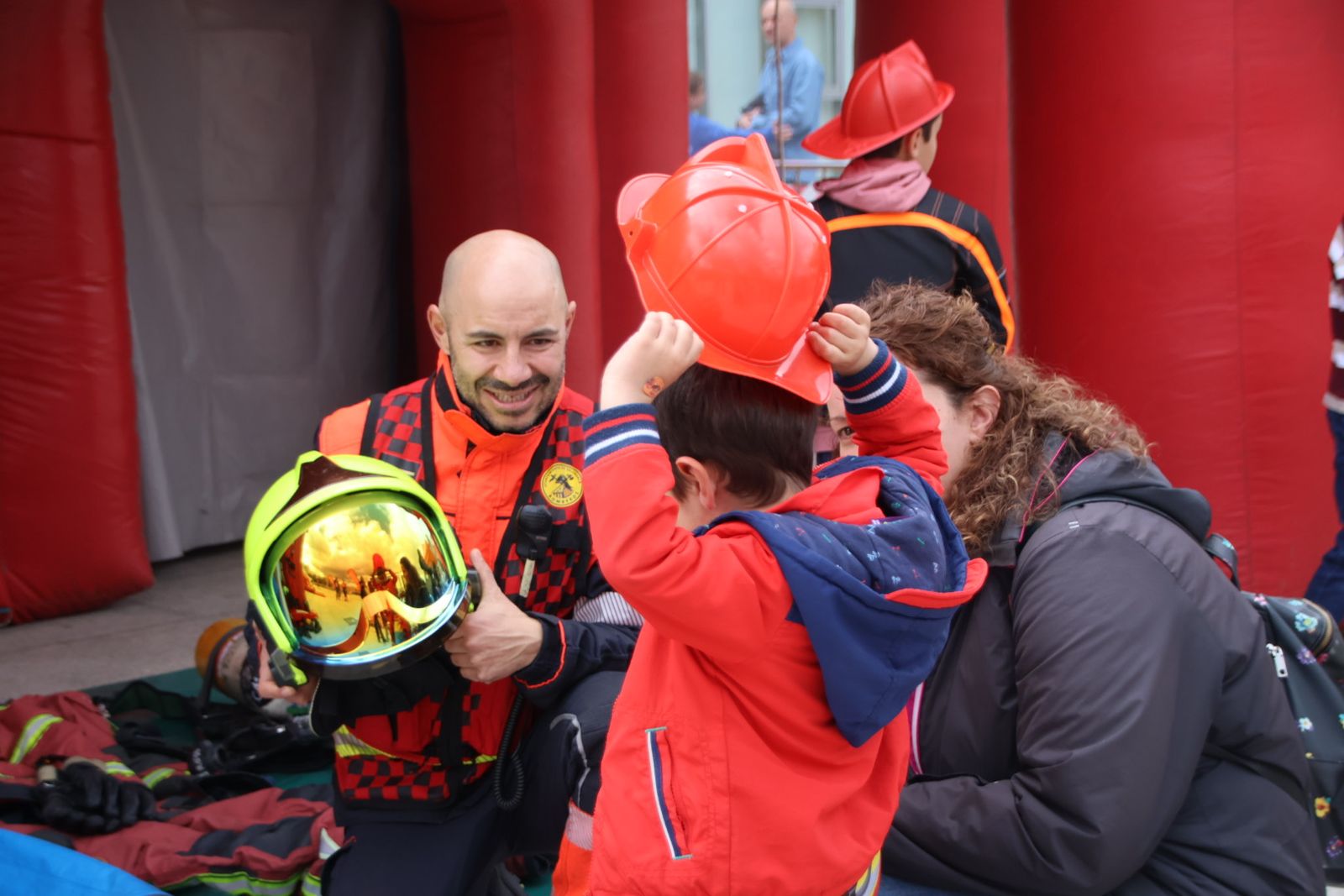 Talleres de prevención de incendios y primeros auxilios y una muestra de vehículos y material de bomberos