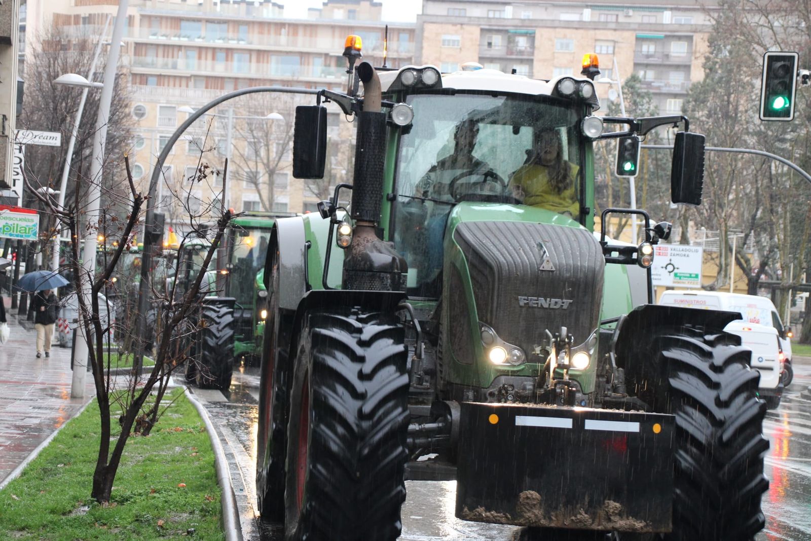 En imágenes la marcha con tractores y vehículos de campo en Salamanca en protesta contra Mercosur