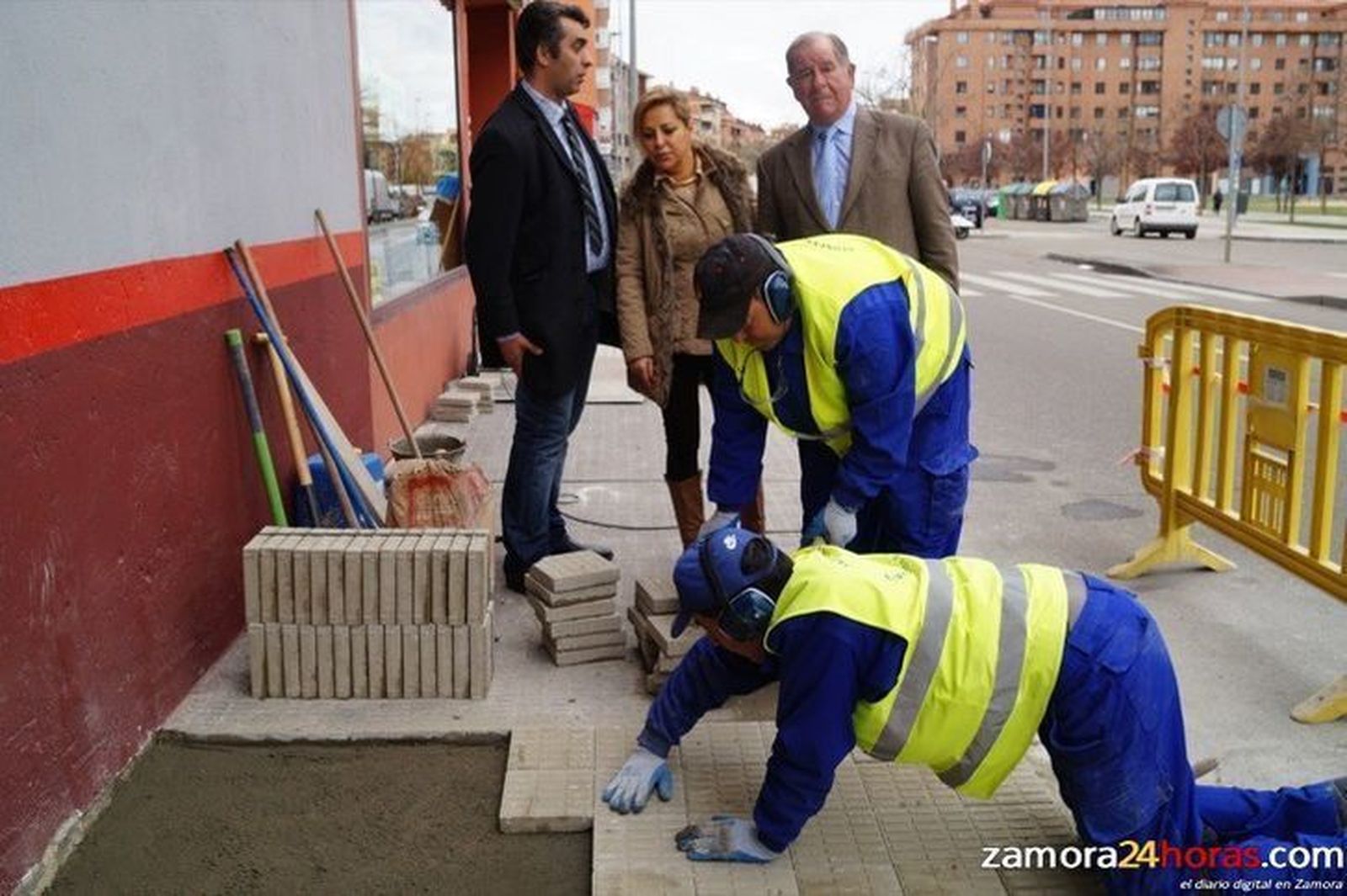 Los operarios del Plan de Empleo mejoran las aceras de la calle Villalpando