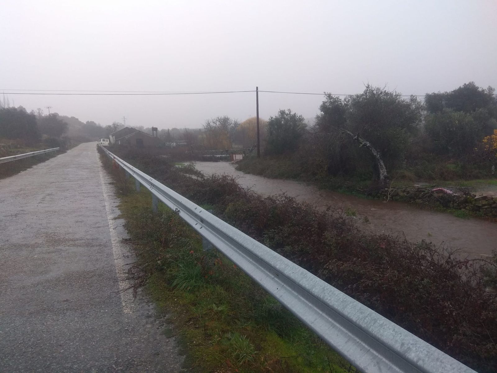 Ríos desbordados y zonas inundadas de agua en Villarino de los Aires (1)