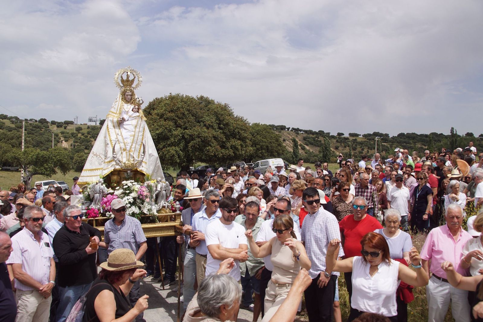 Valdejimena sale a los campos en su romería para honrar a su patrona