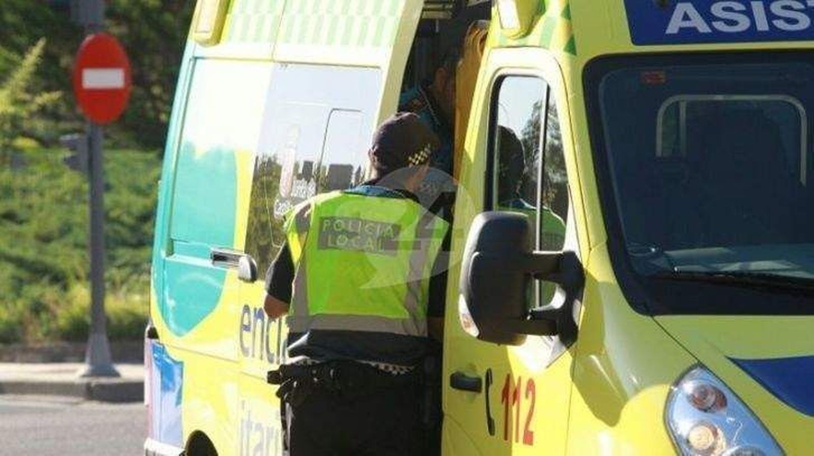 Un joven herido después de colisionar su moto con un coche