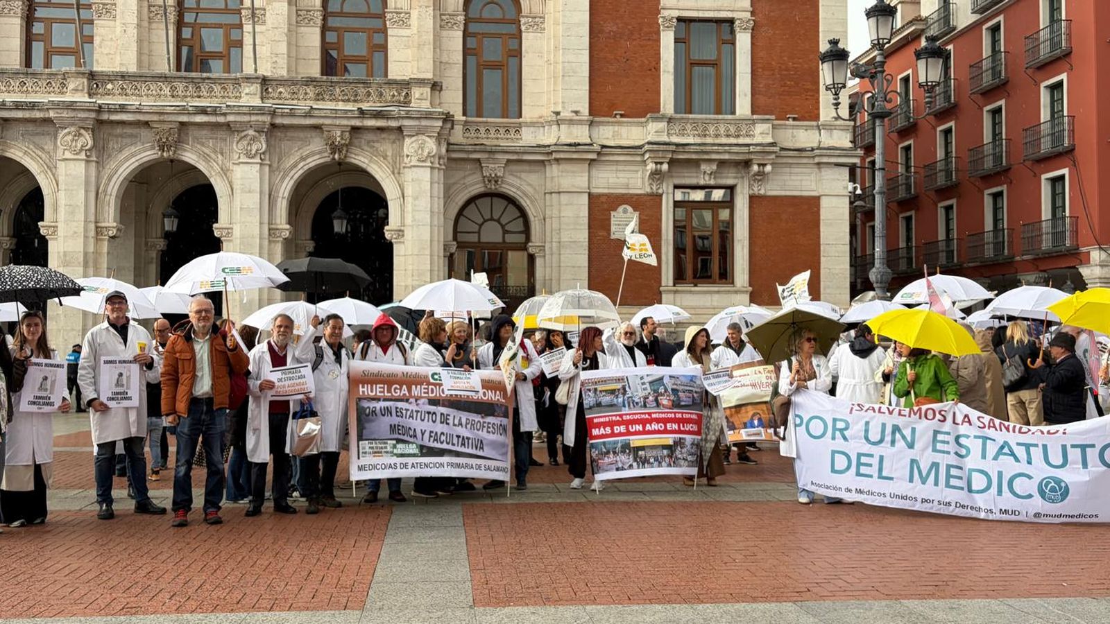 Concentración de los médicos de Salamanca en Valladolid